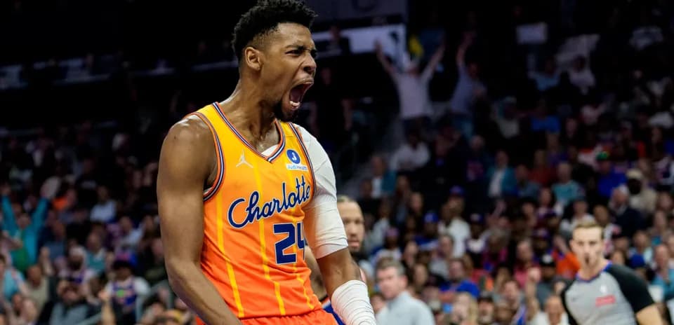 Joueur célébrant après un panier avec l'équipe Charlotte