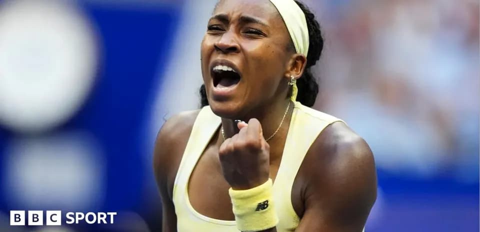 Joueuse célébrant après un point gagné au tennis