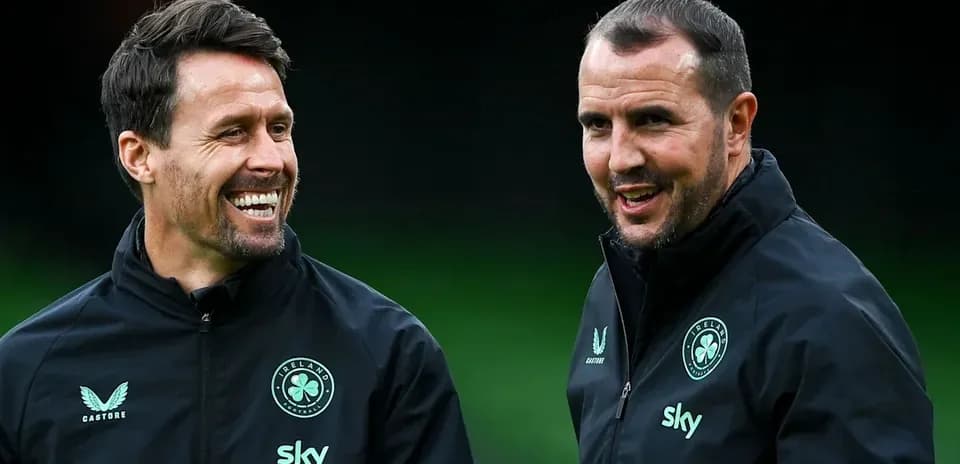 Deux entraîneurs discutant lors d'une séance d'entraînement