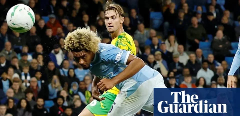 Joueur effectuant une tête dans un match de football