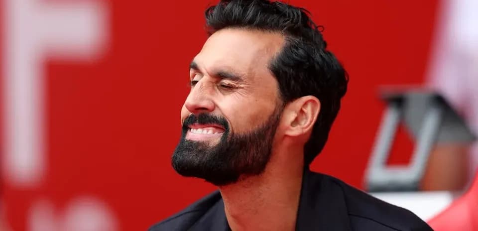 Homme souriant sur le banc de touche