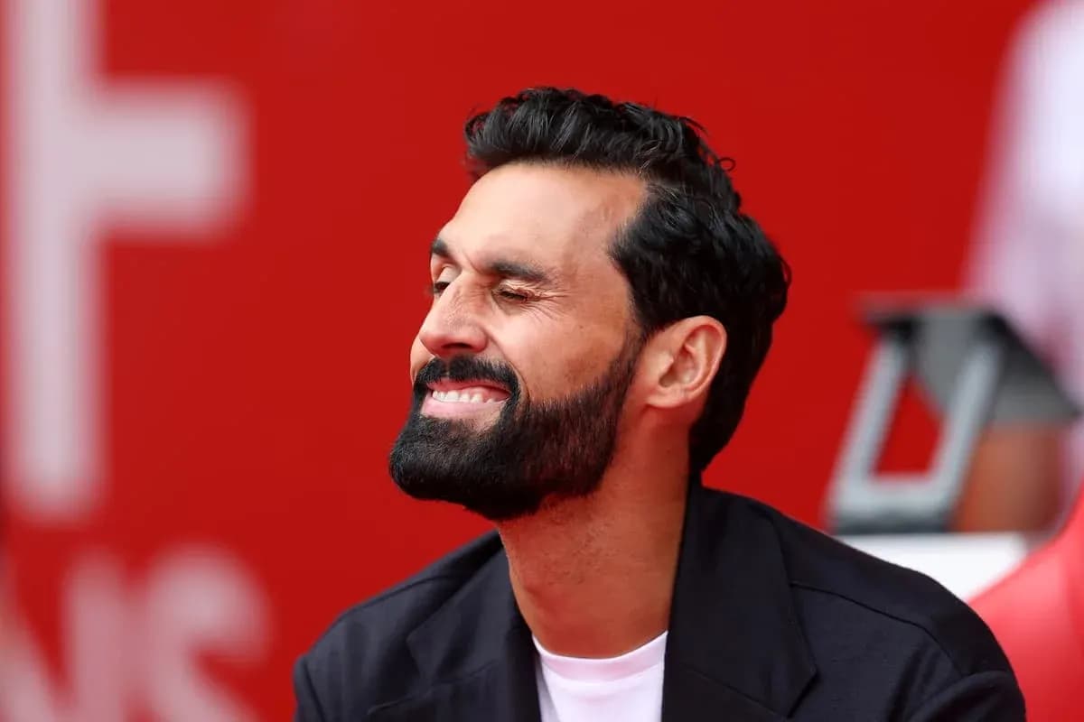 Homme souriant sur le banc de touche