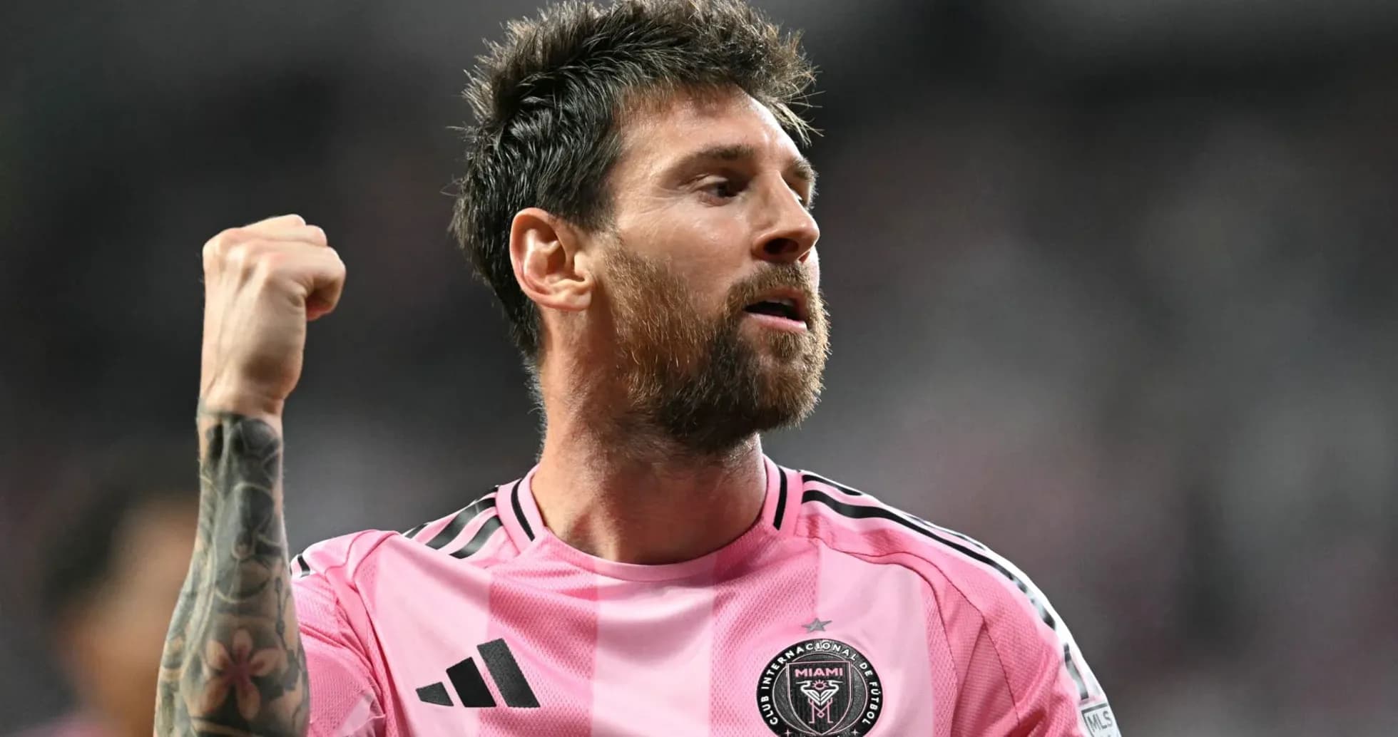 Joueur célébrant avec le poing levé en maillot rose