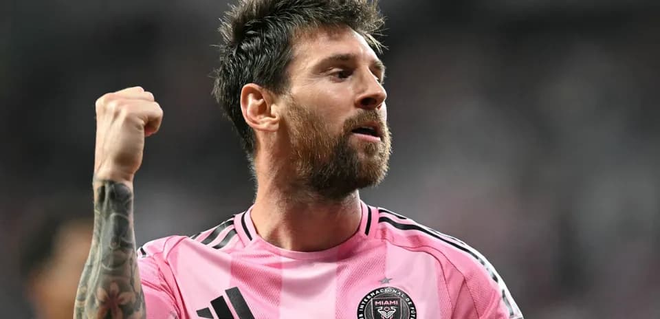 Joueur célébrant avec le poing levé en maillot rose