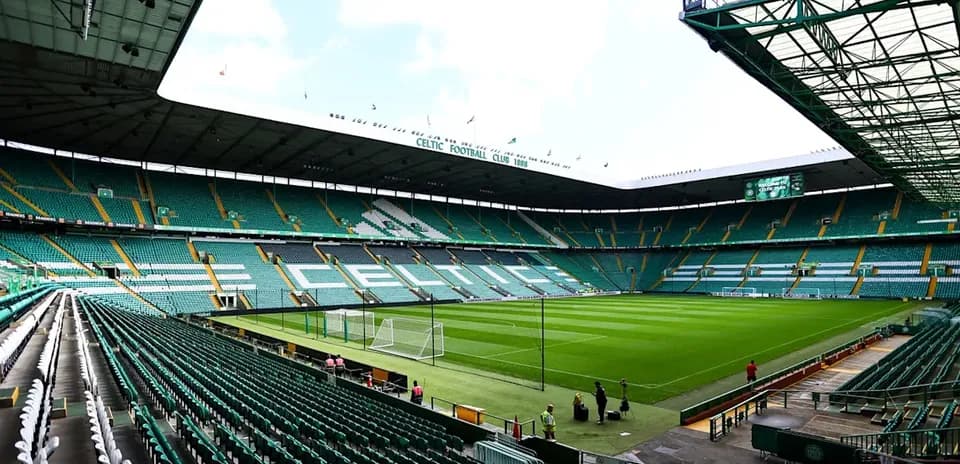 Vue du Celtic Park avec terrain de football vide