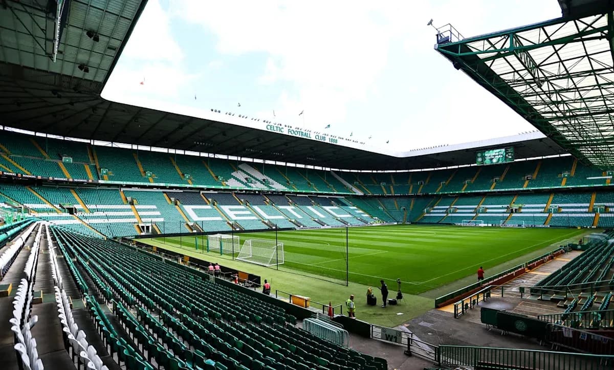 Vue du Celtic Park avec terrain de football vide