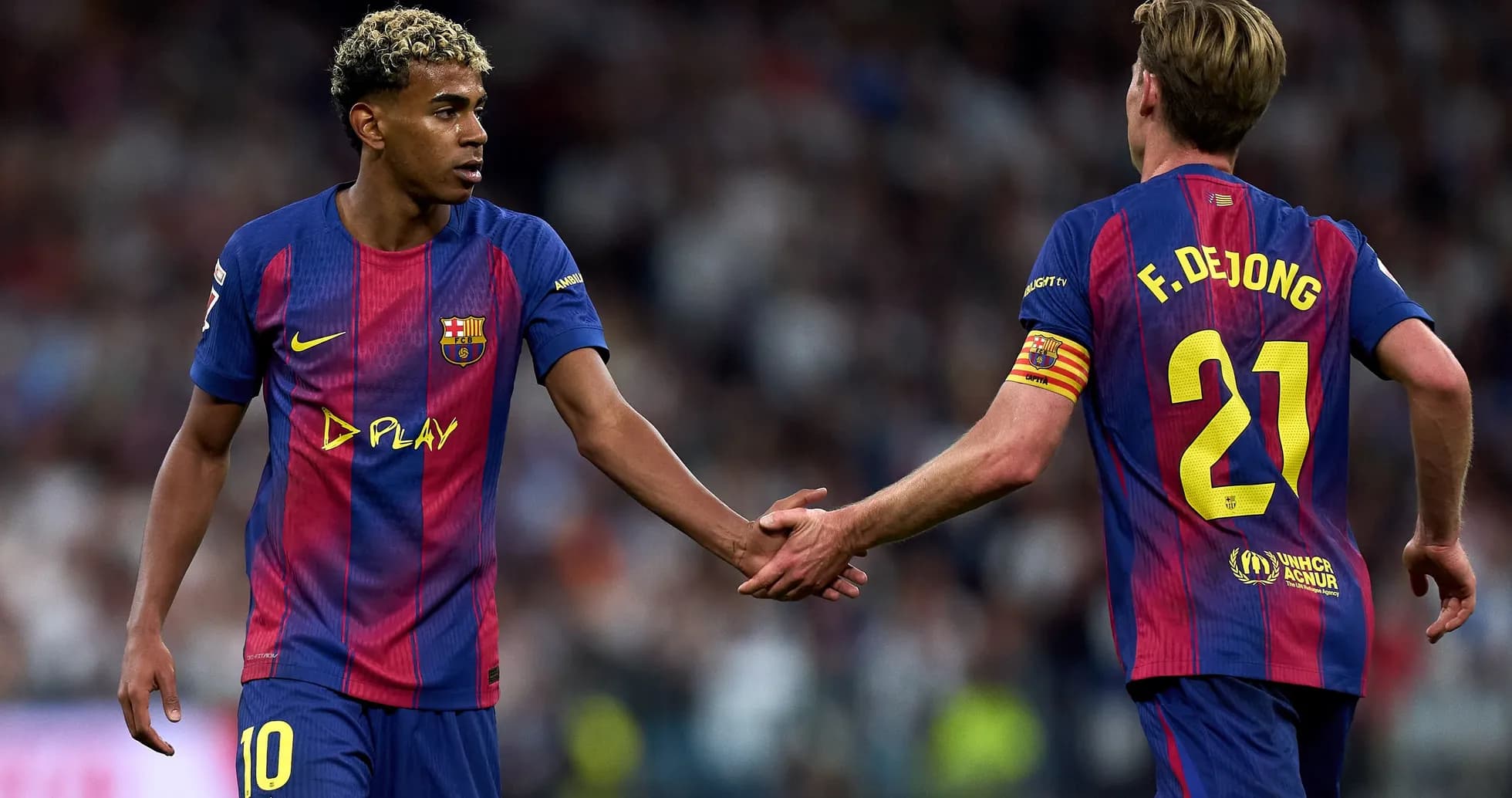 Joueurs du FC Barcelone se serrant la main sur le terrain