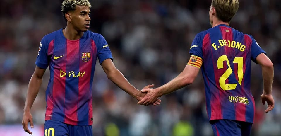 Joueurs du FC Barcelone se serrant la main sur le terrain