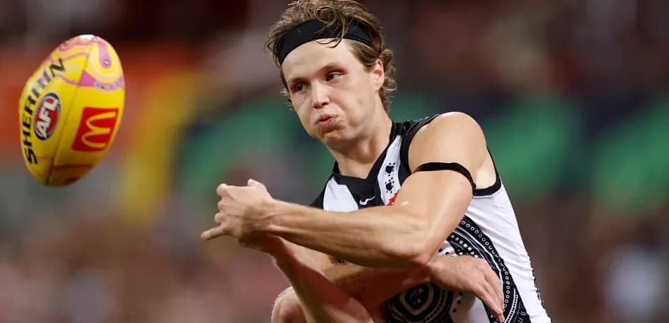 Joueur lançant le ballon de football australien