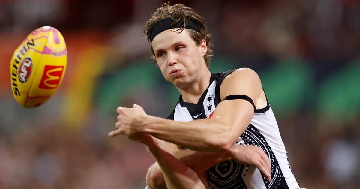 Joueur lançant le ballon de football australien