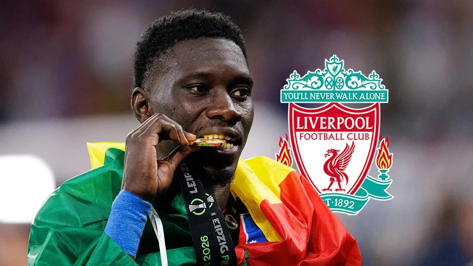 Joueur célébrant avec médaille et drapeau camerounais