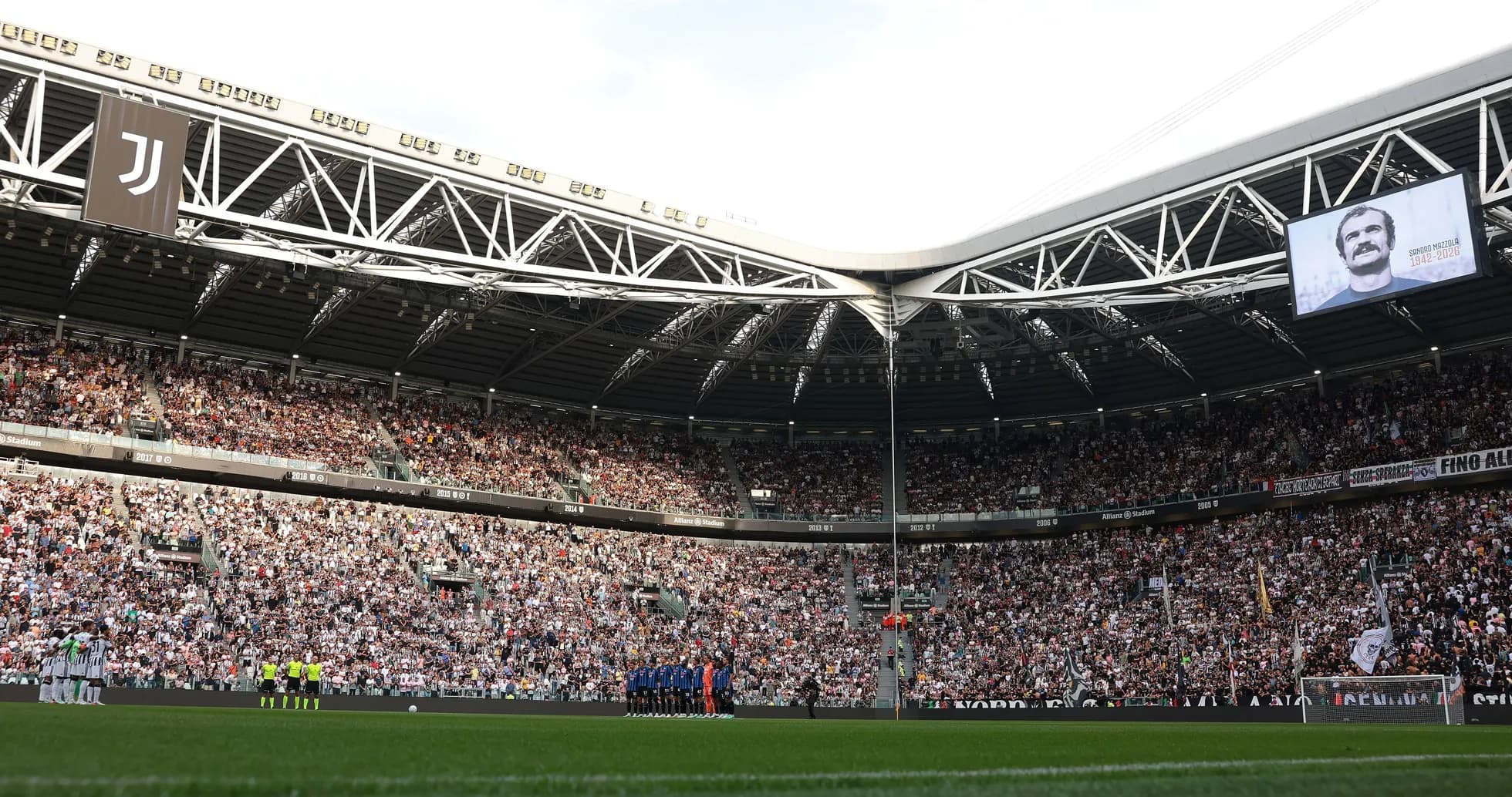 Stade rempli lors d'un hommage à un joueur
