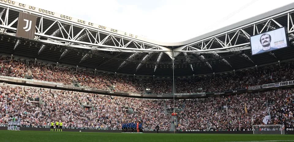 Stade rempli lors d'un hommage à un joueur