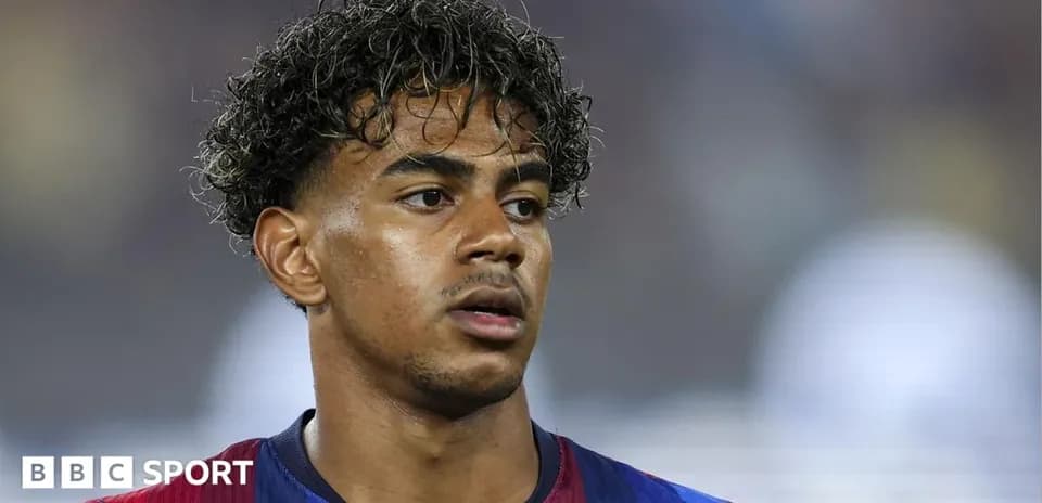 Joueur de Barcelone en uniforme sur le terrain