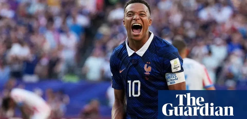 Joueur de France célébrant un but devant les supporters