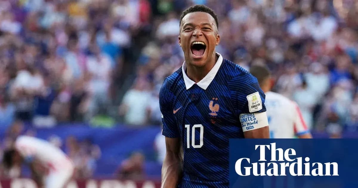 Joueur de France célébrant un but devant les supporters