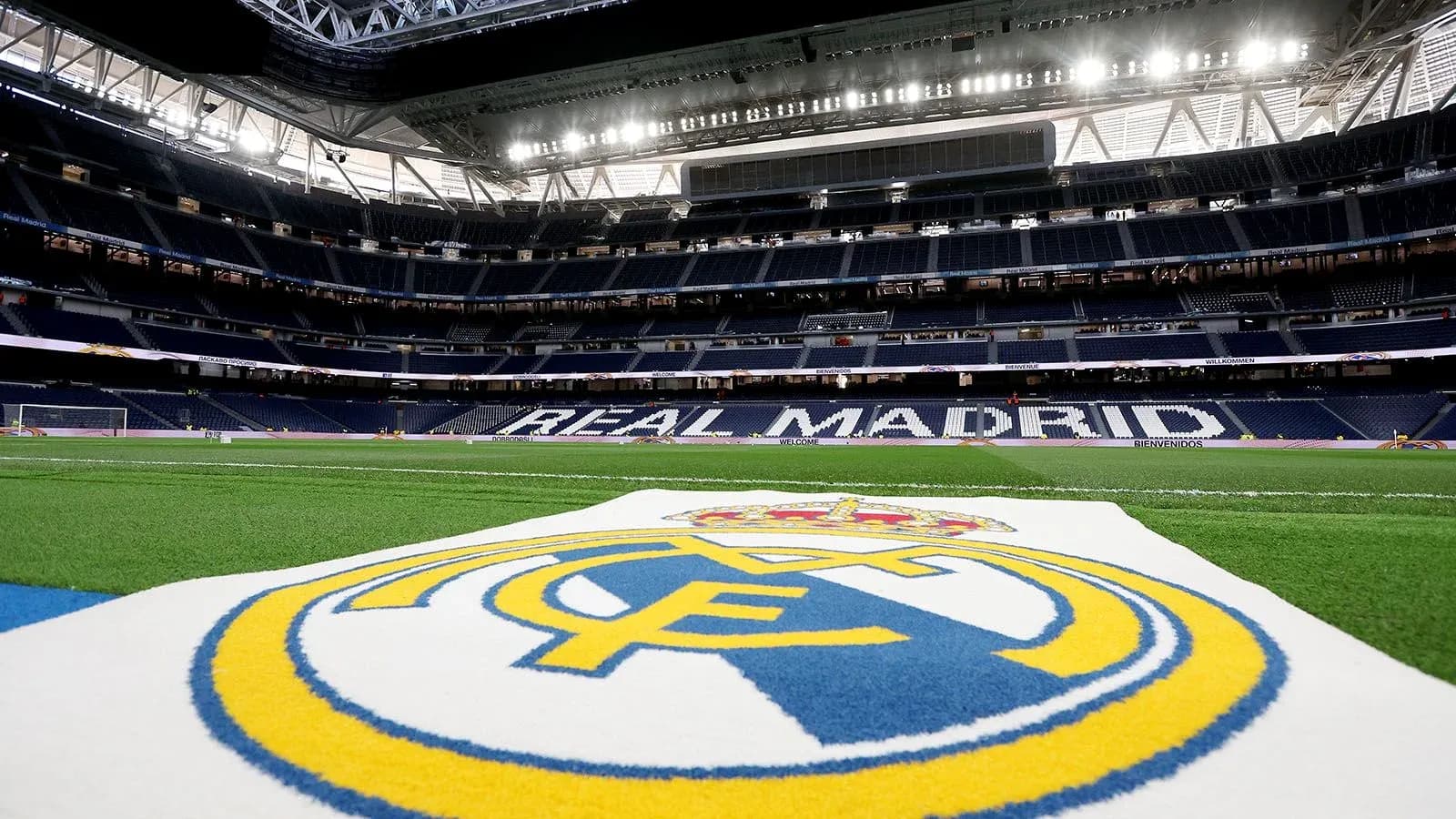 Logo du Real Madrid sur le terrain du stade