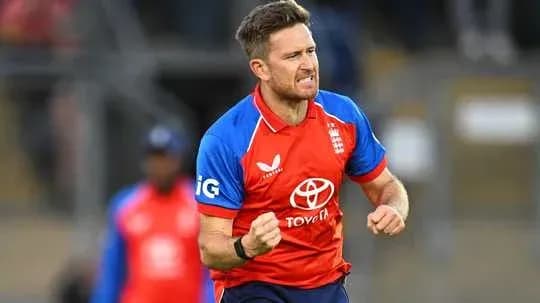 Joueur anglais célébrant après un wicket au cricket