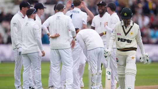 Joueurs célébrant un wicket pendant un match de cricket