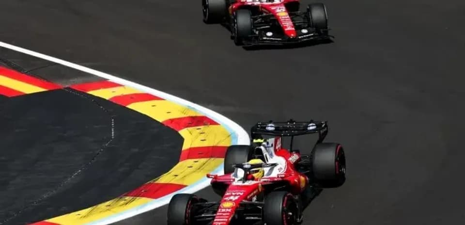 Deux voitures Ferrari dans un virage sur circuit