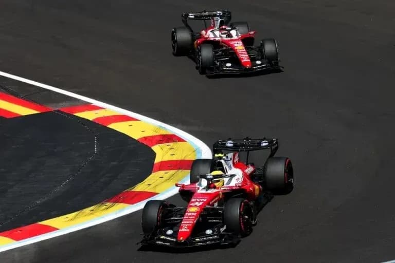 Deux voitures Ferrari dans un virage sur circuit