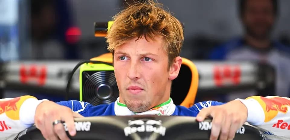 Pilote dans le cockpit de sa voiture de course