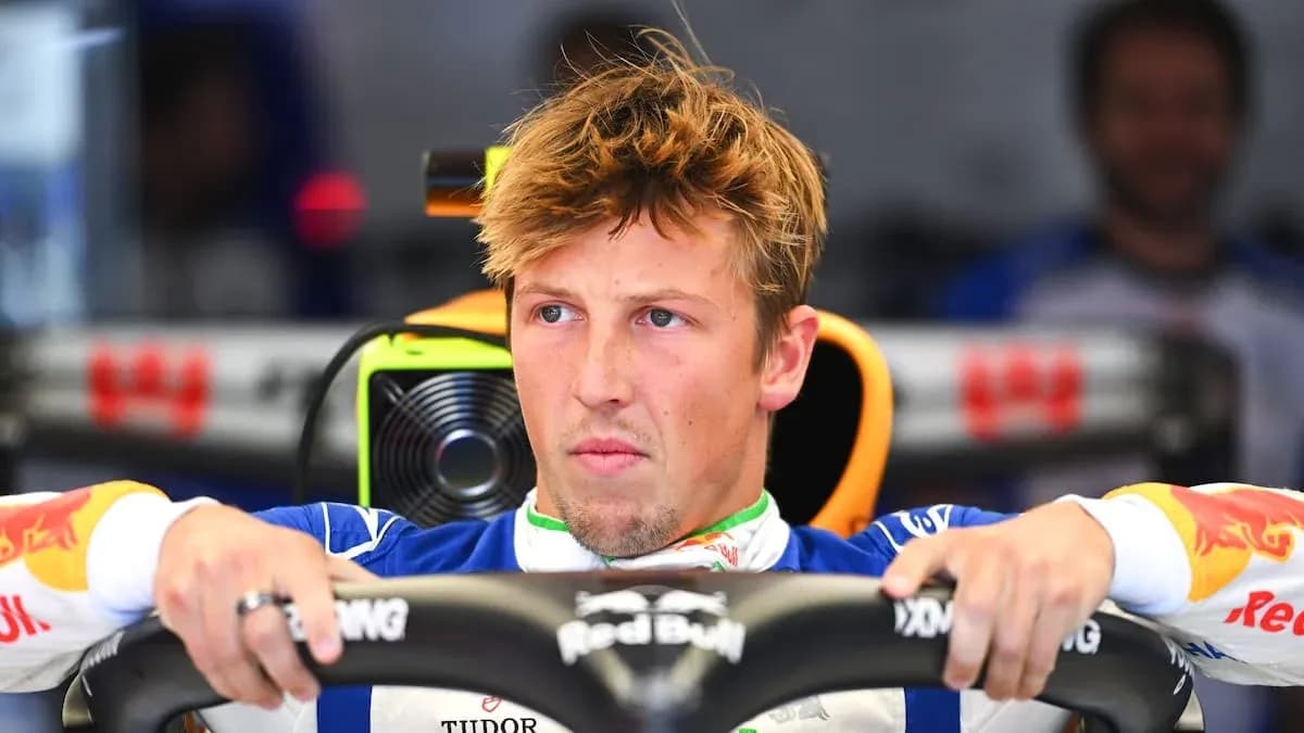 Pilote dans le cockpit de sa voiture de course