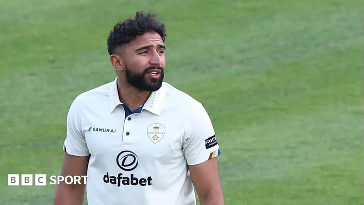 Joueur de cricket en uniforme sur le terrain
