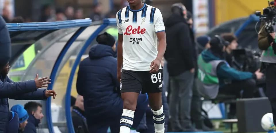 Joueur entrant sur le terrain en tenue de match