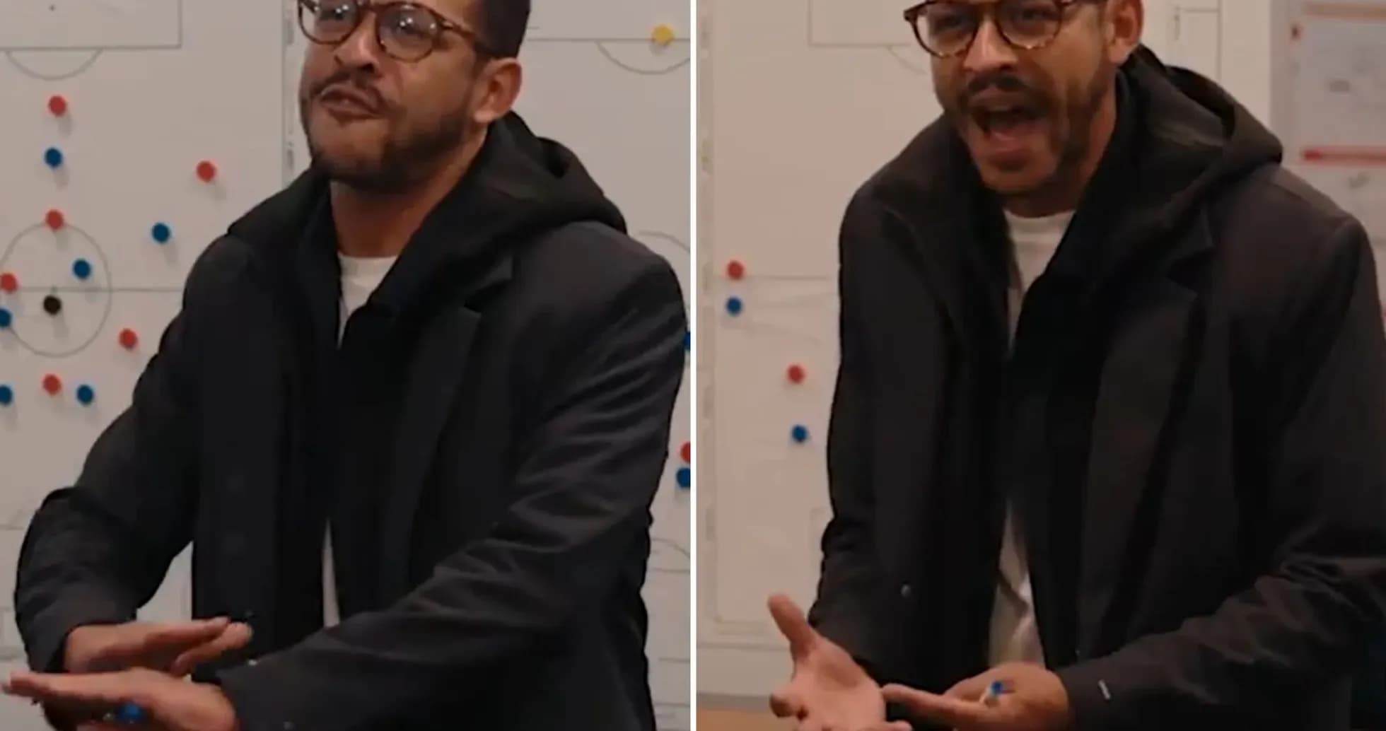 Entraîneur discutant devant un tableau tactique