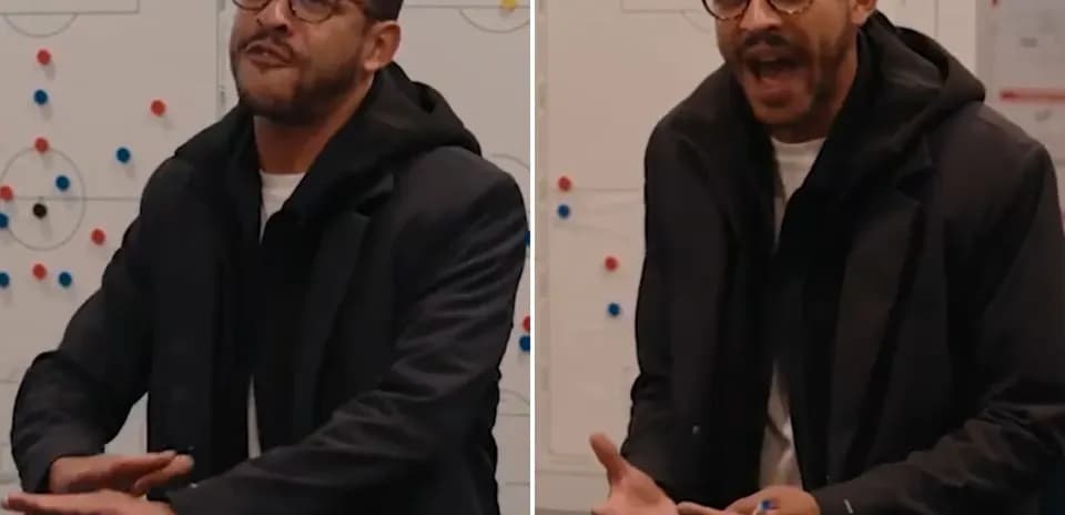 Entraîneur discutant devant un tableau tactique