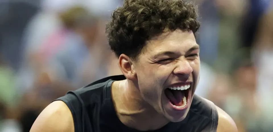 Joueur de tennis célébrant une victoire sur le court