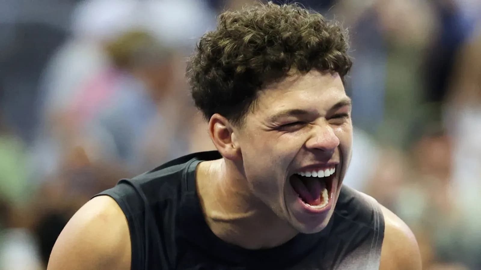 Joueur de tennis célébrant une victoire sur le court