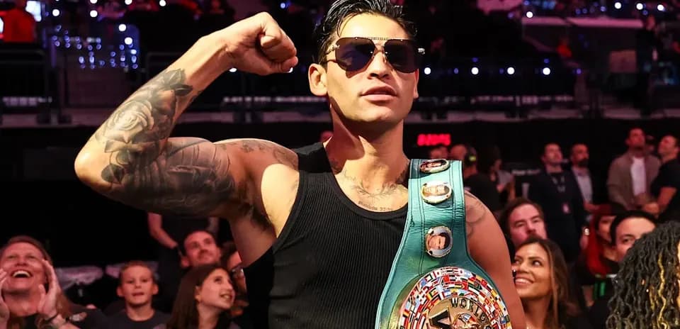 Boxeur levant le poing avec ceinture WBC en main