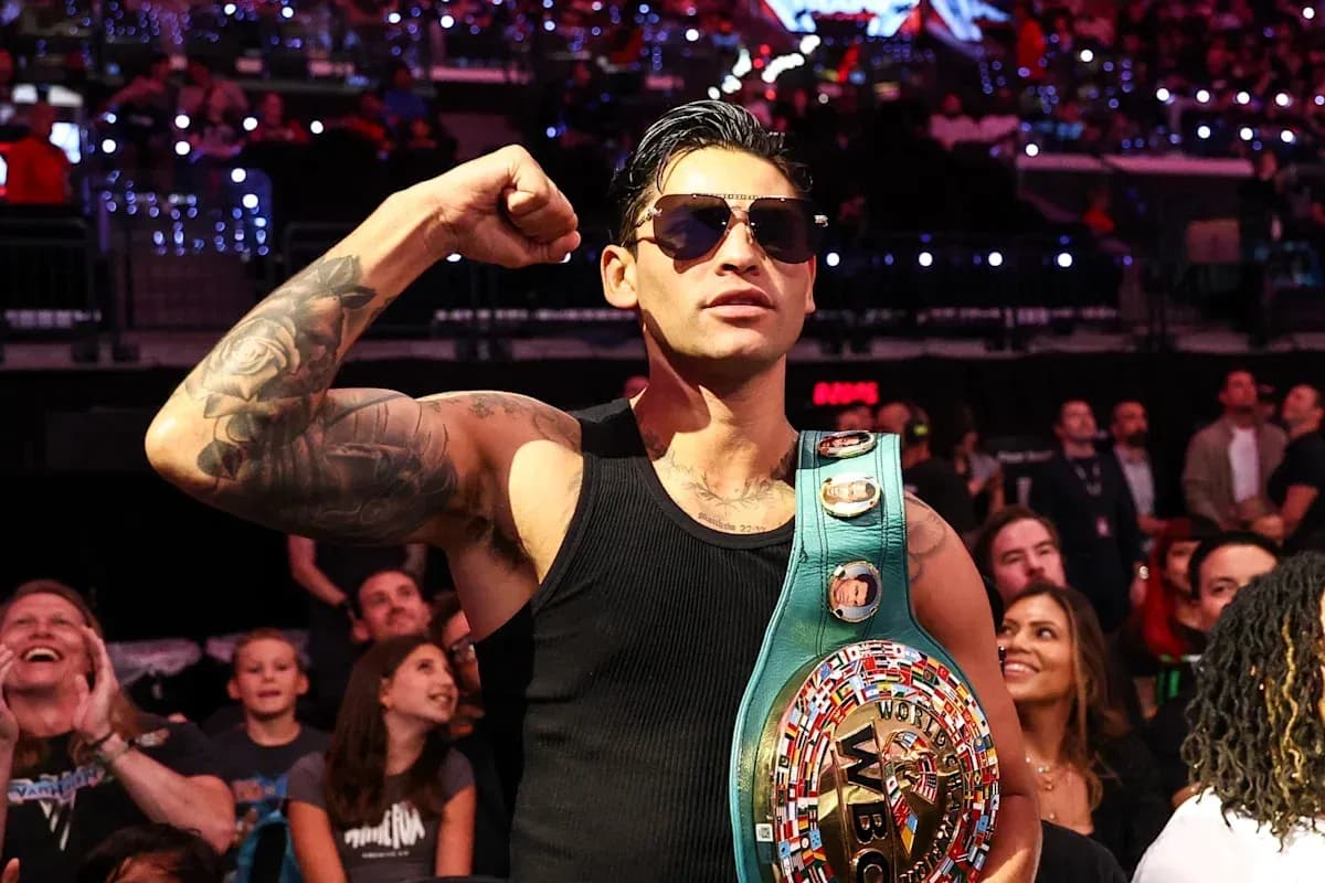 Boxeur levant le poing avec ceinture WBC en main