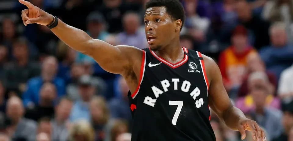 Joueur des Raptors donnant des instructions sur le terrain