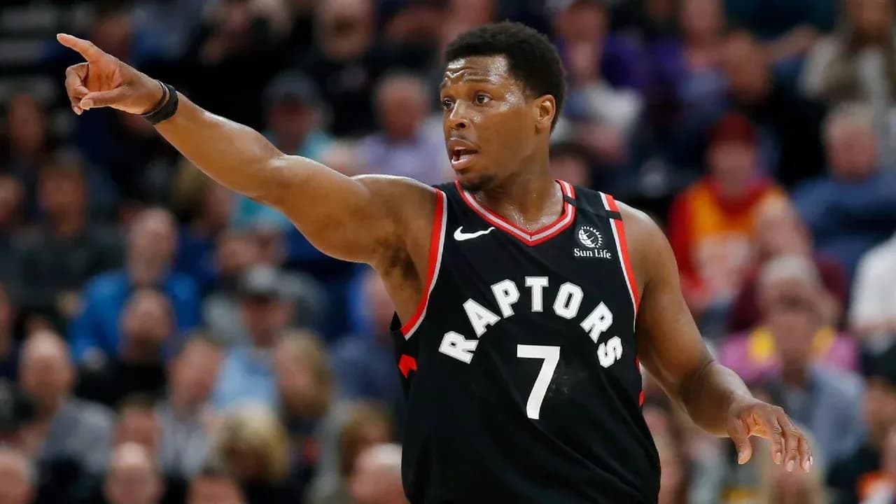Joueur des Raptors donnant des instructions sur le terrain