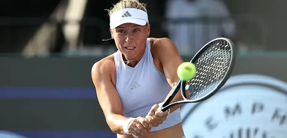 Joueuse de tennis frappant la balle en match