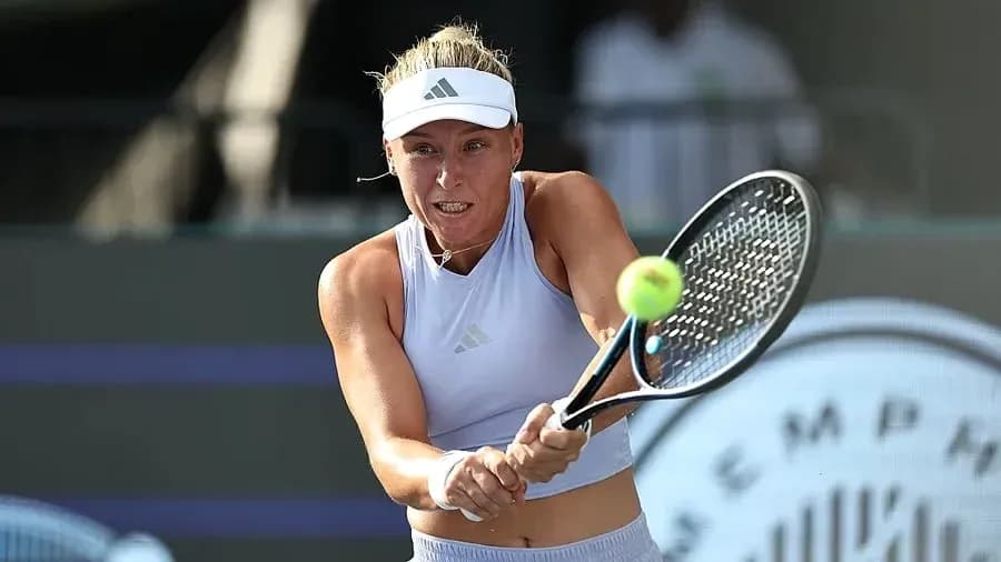 Joueuse de tennis frappant la balle en match