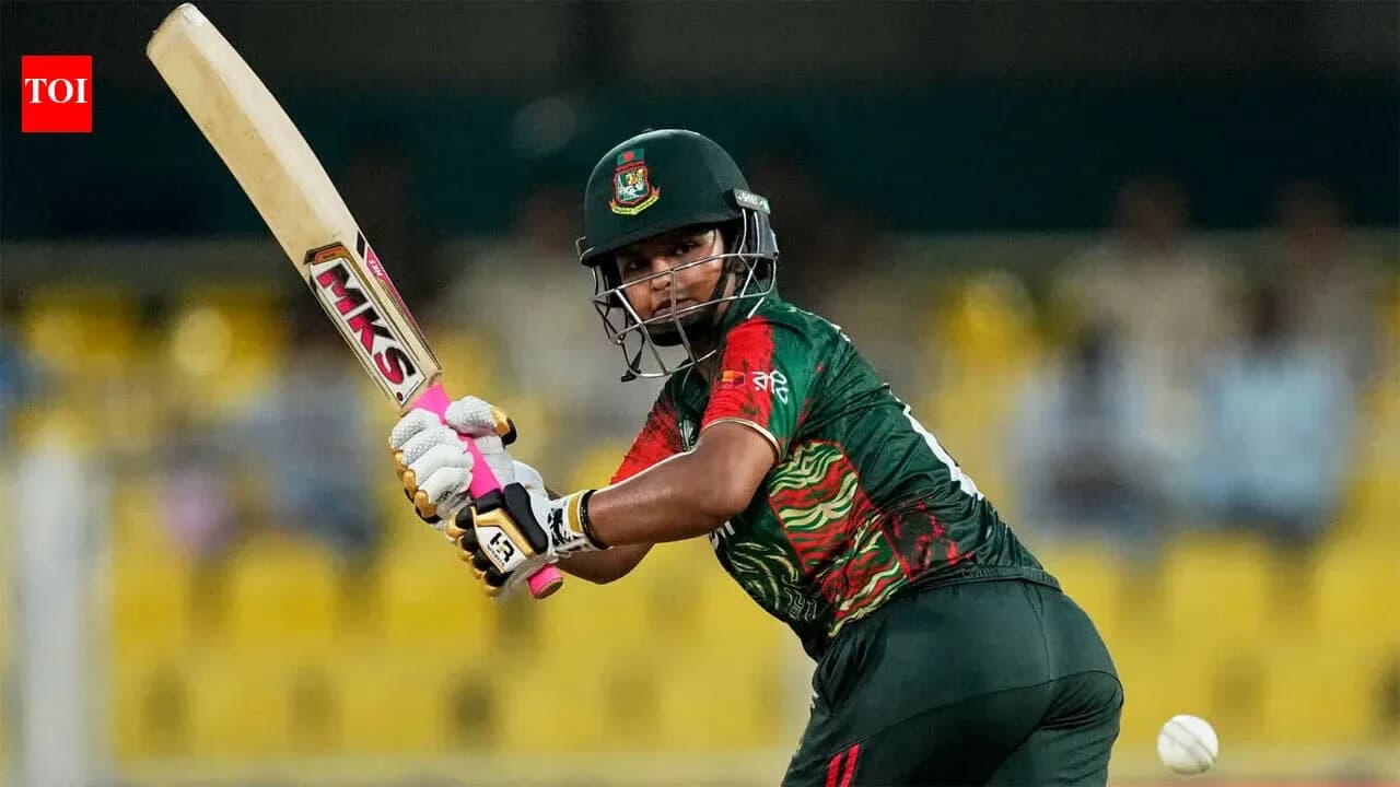 Joueur de cricket frappant la balle au stade