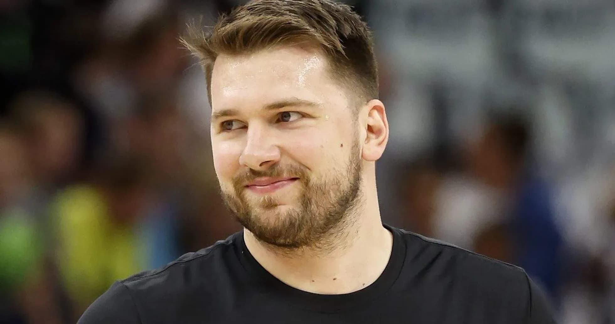 Joueur de basketball souriant avant le match