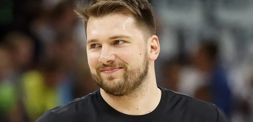 Joueur de basketball souriant avant le match
