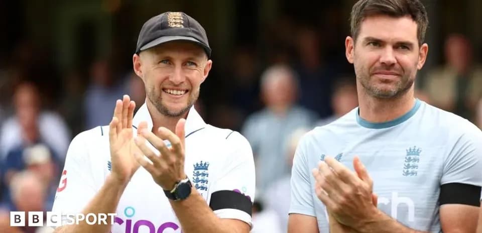 Joueurs anglais applaudissant sur le terrain de cricket