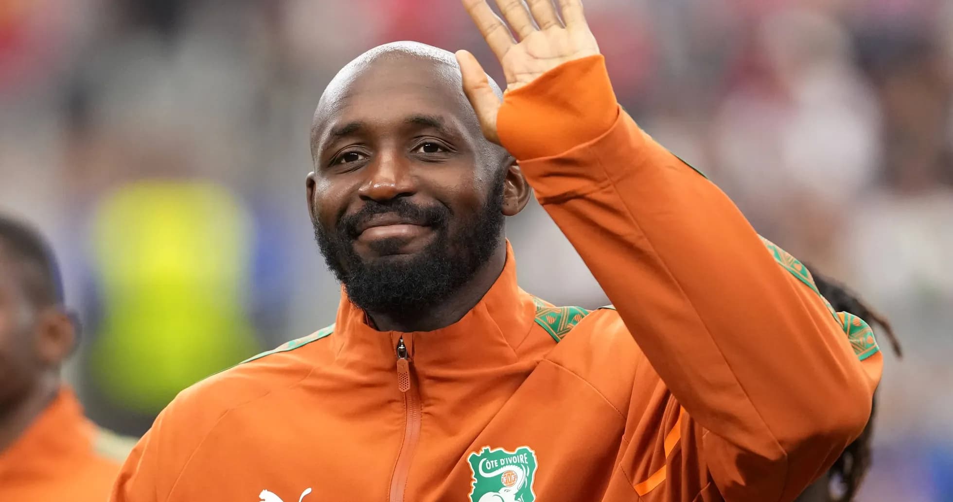Joueur saluant avant le début du match