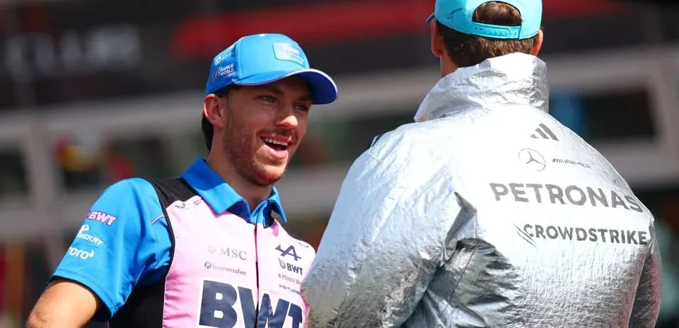 Pilote souriant en conversation avec un autre pilote