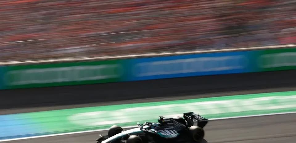 Voiture de course en mouvement sur circuit