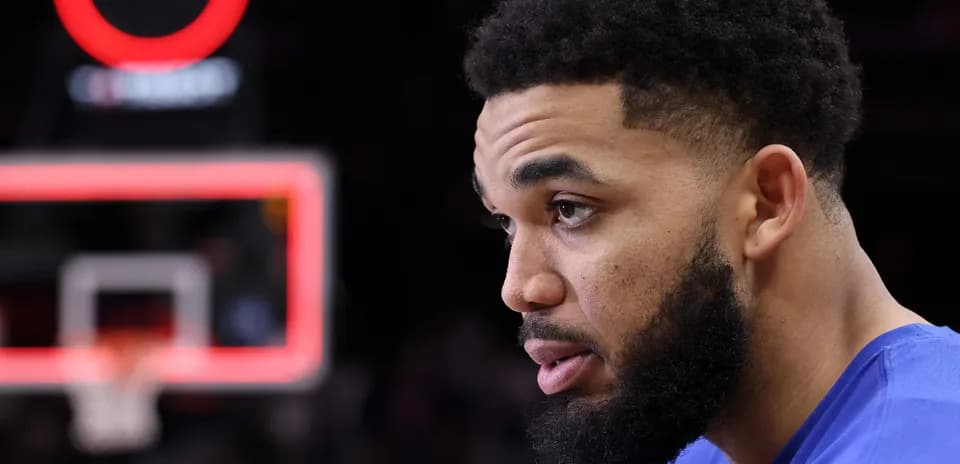 Joueur en tenue de basket près du panier