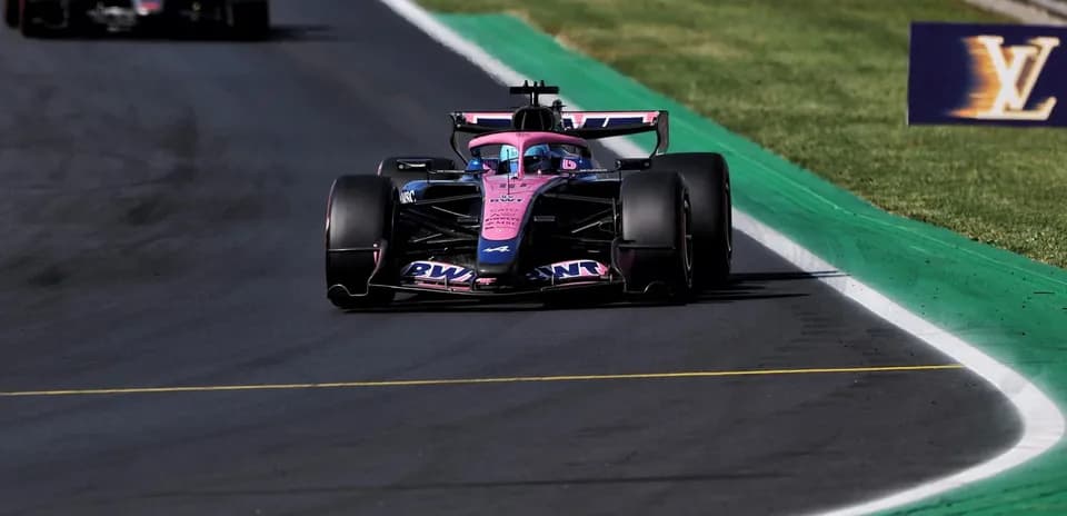 Voiture de F1 en course sur le circuit