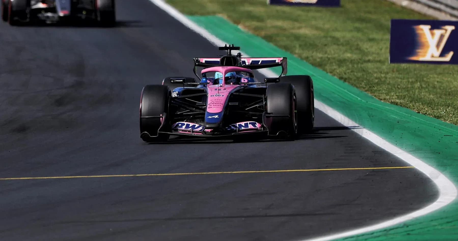 Voiture de F1 en course sur le circuit