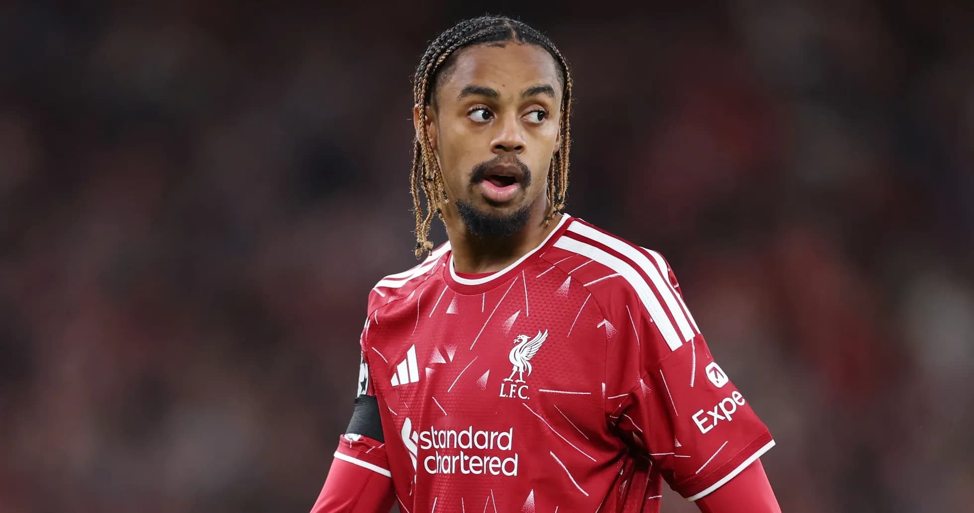 Joueur de Liverpool en maillot rouge sur le terrain